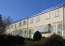 Haus mit einer Mauer